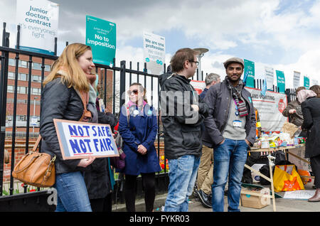 Tooting, London, Großbritannien. 27. April 2016. Junior-Ärzte-Bühne eine volle 48 Stunden Streik aus Protest gegen geplante Regierungsaufträge am 26. Mai bis 27.. Im Bild: St Georges Hospital, Tooting, London Credit Ärzte: © Michael Gibson/Alamy Live News Stockfoto