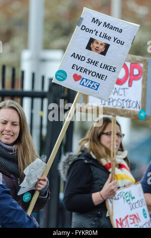 Tooting, London, Großbritannien. 27. April 2016. Junior-Ärzte-Bühne eine volle 48 Stunden Streik aus Protest gegen geplante Regierungsaufträge am 26. Mai bis 27.. Im Bild: St Georges Hospital, Tooting, London Credit Ärzte: © Michael Gibson/Alamy Live News Stockfoto