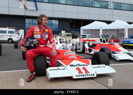 Freddie Hunt, Sohn von James Hunt, war bei der Silverstone Classic Medientag, die Sonderschauen, kuratiert von ihm und seinem Bruder Tom zu veröffentlichen. Diese Displays umfasst eine Reihe von James bemerkenswerteste Straßen- und Rennwagen sowie seltene Trophäen und Erinnerungsstücke aus der extravaganten Engländer Titel gewann Saison 1976.  Freddie sitzt auf eines seiner Väter-Rennwagen, der McLaren-Ford-M23D Stockfoto