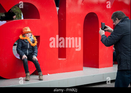 Amsterdam, Niederlande. 27. April 2016. Hunderttausende von Menschen in den Niederlanden feiern des Königs Tag heute, wenn sich viele Städte an jeder Ecke in riesige Flohmärkte mit einer orange-farbenen Party verwandeln. König Willem-Alexander und seine Familie sind in Zwolle für die Feierlichkeiten. Bildnachweis: Romy Arroyo Fernandez/Alamy Live-Nachrichten. Stockfoto