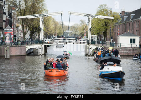 Amsterdam, Niederlande. 27. April 2016. Hunderttausende von Menschen in den Niederlanden feiern des Königs Tag heute, wenn sich viele Städte an jeder Ecke in riesige Flohmärkte mit einer orange-farbenen Party verwandeln. König Willem-Alexander und seine Familie sind in Zwolle für die Feierlichkeiten. Bildnachweis: Romy Arroyo Fernandez/Alamy Live-Nachrichten. Stockfoto