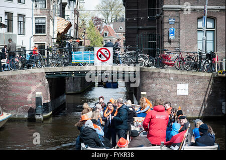 Amsterdam, Niederlande. 27. April 2016. Hunderttausende von Menschen in den Niederlanden feiern des Königs Tag heute, wenn sich viele Städte an jeder Ecke in riesige Flohmärkte mit einer orange-farbenen Party verwandeln. König Willem-Alexander und seine Familie sind in Zwolle für die Feierlichkeiten. Bildnachweis: Romy Arroyo Fernandez/Alamy Live-Nachrichten. Stockfoto