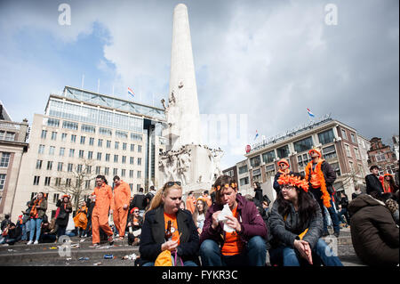 Amsterdam, Niederlande. 27. April 2016. Hunderttausende von Menschen in den Niederlanden feiern des Königs Tag heute, wenn sich viele Städte an jeder Ecke in riesige Flohmärkte mit einer orange-farbenen Party verwandeln. König Willem-Alexander und seine Familie sind in Zwolle für die Feierlichkeiten. Bildnachweis: Romy Arroyo Fernandez/Alamy Live-Nachrichten. Stockfoto