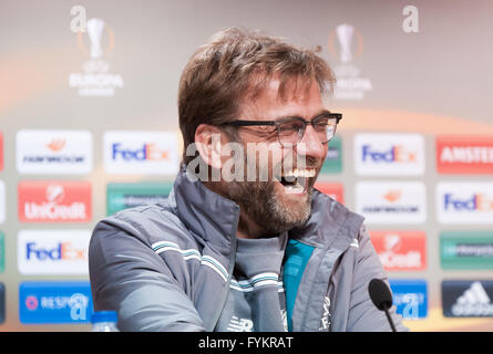 Liverpool, Vereinigtes Königreich. 27. April 2016. Jürgen Klopp während der Liverpool-Pressekonferenz im Estadio El Madrigal, Villarreal Credit: MARIA JOSE SEGOVIA CARMONA/Alamy Live News Stockfoto