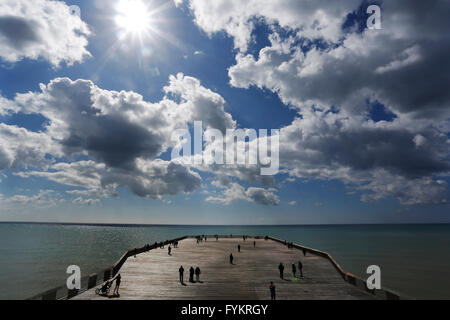 Hastings, UK. 27. April 2016. Die Menschen gehen bis zum Ende des neu eröffneten Hastings Pier in Hastings, East Sussex, UK Mittwoch, 27. April 2016. Der Pier eröffnet heute nach einer £14million Sanierung nach einem Brand im Oktober 2010, Pier hatte der Öffentlichkeit seit 2008 geschlossen wurde. Bildnachweis: Luke MacGregor/Alamy Live-Nachrichten Stockfoto