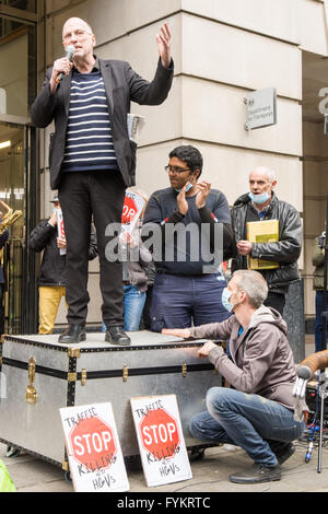 London, UK. 27. April 2016. Demonstranten inszenieren eine'sterben' Demonstration fordern härtere Maßnahmen zur Luftreinhaltung außerhalb der britischen Regierung Department for Transport in Horseferry Road in Westminster. Bildnachweis: Joe Dunckley/Alamy Live-Nachrichten Stockfoto