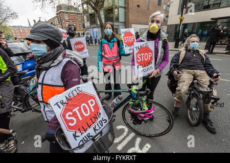 London, UK. 27. April 2016. Transport Umweltverschmutzung die-in Protest vor dem Department for Transport Credit: Guy Corbishley/Alamy Live News Stockfoto