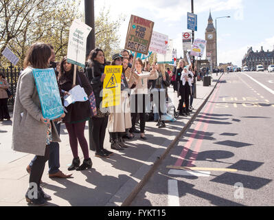 London, UK. 27. April 2016. Der zweite Tag des Streiks der Ärzte in der Ausbildung. Die Ärzte in der Ausbildung Entschlossenheit ist stark am zweiten Tag des Alls Streik über Arbeitsbedingungen. Bildnachweis: Jane Campbell/Alamy Live-Nachrichten Stockfoto