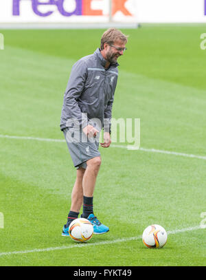 Liverpool, Vereinigtes Königreich. 27. April 2016. Jürgen Klopp während der Liverpool-Trainingseinheit im Estadio El Madrigal, Villarreal Credit: MARIA JOSE SEGOVIA CARMONA/Alamy Live News Stockfoto