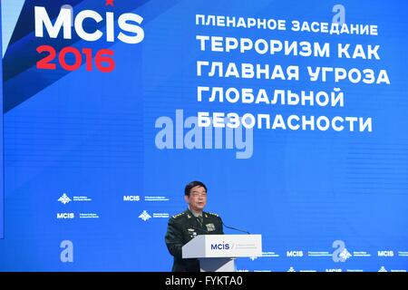 Moskau, Russland. 27. April 2016. Chinesischer Verteidigungsminister Chang Wanquan hält eine Rede während der 5. Moskauer Konferenz auf internationale Sicherheit (MCIS) in Moskau, Russland, am 27. April 2016. Besuch chinesischer Verteidigungsminister Chang Wanquan am Mittwoch sagte hier, dass die internationale Anti-Terror-Kampf ganzheitliche Ansätze. © Dai Tianfang/Xinhua/Alamy Live-Nachrichten Stockfoto