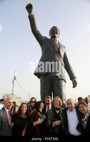 Ramallah, Westjordanland. 26. April 2016. Palästinenser nehmen Teil Zeremonie, eine Skulptur der erste demokratisch gewählte Präsident Südafrikas und anti-Apartheid-Führer Nelson Mandela, in der Westbank Ramallah, Dienstag, 26. April 2016 zu enthüllen. Palästinenser geehrt Mandela Enthüllung seiner Statue auf einem Platz in Ramallah, am South Africa Freedom Day, die jährlich beobachtet wird zum Gedenken an den ersten Post-Apartheid-Wahlen am 27. April 1994 © Shadi Hatem/APA Bilder/ZUMA Draht/Alamy Live News Stockfoto