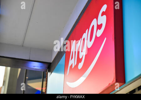 Wood Green, London, UK. 27. April 2016. Argos Gewinne sinken um 36 %, wie Käufer weniger Elektrogeräte kaufen. Stockfoto