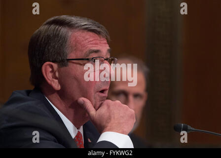 Washington DC, USA. 27. April 2016. US-Verteidigungsminister Ashton Carter bezeugt im Senat Mittel Unterausschusses für Verteidigung auf der DoD Geschäftsjahr 2017 Haushaltsantrag in The Dirksen Senate Office Building auf dem Capitol Hill 27. April 2016 in Washington, DC. Bildnachweis: Planetpix/Alamy Live-Nachrichten Stockfoto