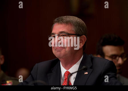 Washington DC, USA. 27. April 2016. US-Verteidigungsminister Ashton Carter bezeugt im Senat Mittel Unterausschusses für Verteidigung auf der DoD Geschäftsjahr 2017 Haushaltsantrag in The Dirksen Senate Office Building auf dem Capitol Hill 27. April 2016 in Washington, DC. Bildnachweis: Planetpix/Alamy Live-Nachrichten Stockfoto