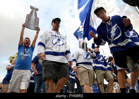 Tampa, Florida, USA. 27. April 2016. DOUGLAS R. CLIFFORD | Times.Sticks des Feuers geben Sie dem Haupthof in Amalie Arena vor vor dem Start am Mittwoch (17.04.16) Spiel zwischen den Tampa Bay Lightning und die New York Islanders Spiel eins der zweiten Runde der Stanley Cup Playoffs. © Douglas R. Clifford/Tampa Bucht Mal / ZUMA Draht/Alamy Live News Stockfoto