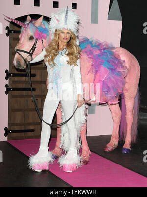 London, UK. 27. April 2016. Katie Price Pony Club Start am Worx Studio, Fulham, London am 27. April 2016 Credit: KEITH MAYHEW/Alamy Live-Nachrichten Stockfoto