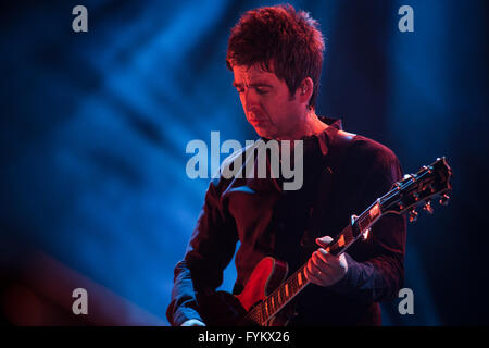 Leeds, UK. 27. April 2016. Noel Gallagher führt an der Leeds Arena mit seiner Band "Noel Gallagher High Flying Birds", auf ihre 2016 UK Tour Kredit: Myles Wright/ZUMA Draht/Alamy Live News Stockfoto