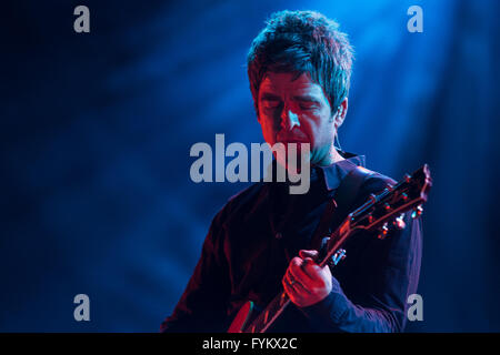 Leeds, UK. 27. April 2016. Noel Gallagher führt an der Leeds Arena mit seiner Band "Noel Gallagher High Flying Birds", auf ihre 2016 UK Tour Kredit: Myles Wright/ZUMA Draht/Alamy Live News Stockfoto