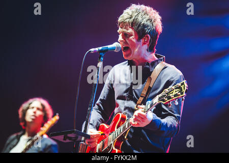 Leeds, UK. 27. April 2016. Noel Gallagher führt an der Leeds Arena mit seiner Band "Noel Gallagher High Flying Birds", auf ihre 2016 UK Tour Kredit: Myles Wright/ZUMA Draht/Alamy Live News Stockfoto