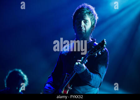 Leeds, UK. 27. April 2016. Noel Gallagher führt an der Leeds Arena mit seiner Band "Noel Gallagher High Flying Birds", auf ihre 2016 UK Tour Kredit: Myles Wright/ZUMA Draht/Alamy Live News Stockfoto