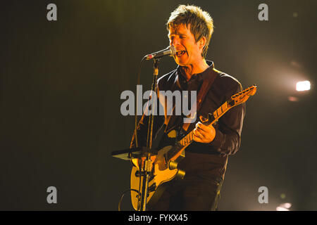 Leeds, UK. 27. April 2016. Noel Gallagher führt an der Leeds Arena mit seiner Band "Noel Gallagher High Flying Birds", auf ihre 2016 UK Tour Kredit: Myles Wright/ZUMA Draht/Alamy Live News Stockfoto