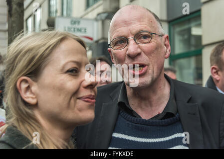 London, UK. 26. April 2016. Grüner Bürgermeisterkandidat Sian Berry und ökologische Aktivist John Stewart am sterben-in außerhalb der Abteilung für Transport von Radfahrern und anderen fordert dringende Maßnahmen zur Verringerung der Umweltverschmutzung durch den Verkehr führt zu mehr als 9.500 Londoner vorzeitig sterben in der Hauptstadt sowie viele mehr Leben in Lungenkrankheiten, Herzprobleme, Krebs, Asthma, Emphysem und Lungenkrebs Infektionen leiden. Demonstranten sagen, dass die Regierung verantwortlich für Handlungen ist, die Fortschritte bei den Bemühungen zur Reduzierung dieser schrecklichen Tributs zerstört haben. Bildnachweis: Peter Marshall/Alamy Live-Nachrichten Stockfoto