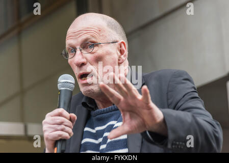 London, UK. 26. April 2016. John Stewart, Umwelt-Aktivistin, spricht am sterben-in außerhalb der Abteilung für Transport von Radfahrern und anderen fordert dringende Maßnahmen zur Verringerung der Umweltverschmutzung durch den Verkehr führt zu mehr als 9.500 Londoner vorzeitig sterben in der Hauptstadt sowie viele weitere Leben in Lungenkrankheiten, Herzprobleme, Krebs, Asthma, Emphysem und Lungenkrebs Infektionen leiden. Demonstranten sagen, dass die Regierung verantwortlich für Handlungen ist, die Fortschritte bei den Bemühungen zur Reduzierung dieser schrecklichen Tributs zerstört haben. Bildnachweis: Peter Marshall/Alamy Live-Nachrichten Stockfoto