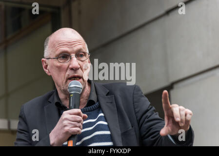 London, UK. 26. April 2016. John Stewart, Umwelt-Aktivistin, spricht am sterben-in außerhalb der Abteilung für Transport von Radfahrern und anderen fordert dringende Maßnahmen zur Verringerung der Umweltverschmutzung durch den Verkehr führt zu mehr als 9.500 Londoner vorzeitig sterben in der Hauptstadt sowie viele weitere Leben in Lungenkrankheiten, Herzprobleme, Krebs, Asthma, Emphysem und Lungenkrebs Infektionen leiden. Demonstranten sagen, dass die Regierung verantwortlich für Handlungen ist, die Fortschritte bei den Bemühungen zur Reduzierung dieser schrecklichen Tributs zerstört haben. Bildnachweis: Peter Marshall/Alamy Live-Nachrichten Stockfoto