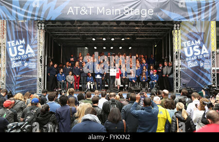 New York, USA. 27. April 2016. Foto aufgenommen am 27. April 2016 zeigt das Team USA "Road to Rio Tour" Aktivität zeitweise Square in New York, Vereinigte Staaten. Team USA "Road to Rio Tour" fand am Times Square am Mittwoch anlässlich den 100-Tage-Countdown für die Olympischen Spiele 2016 in Rio De Janeiro statt. Mehr als 70 Olympische und paralympische Athleten nahmen an der Veranstaltung und ihren Geist und Begeisterung der Spiele mit Fans hier geteilt. Bildnachweis: Qin Lang/Xinhua/Alamy Live-Nachrichten Stockfoto