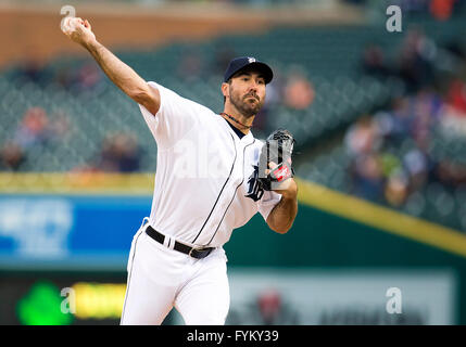 Detroit, Michigan, USA. 27. April 2016. Detroit Tigers Krug Justin Verlander (35) liefert Tonhöhe während MLB Spielaktion zwischen Oakland Athletik und die Detroit Tigers im Comerica Park in Detroit, Michigan. John Mersits/CSM/Alamy Live-Nachrichten Stockfoto