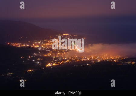 Luftaufnahme der Stadt Jalta in der Nacht Stockfoto