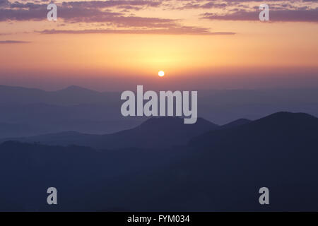Aufgehende Sonne unter Karpaten Stockfoto