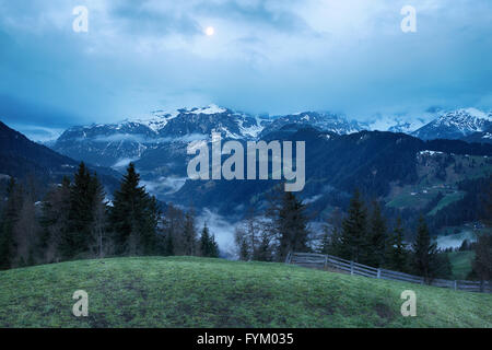 Nebligen Morgen in Dolomiten Stockfoto