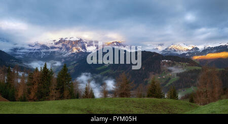 Trübe Sonnenaufgang über Dolomiten Stockfoto