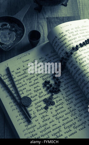 Psalter in der alten Kirche slawisch Sprache, close-up. Tonen Stockfoto