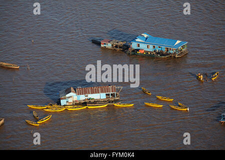 Schule und Schüler Boote, Chong Khneas schwimmenden Dorf Tonle Sap See, in der Nähe von Siem Reap, Kambodscha - Antenne Stockfoto