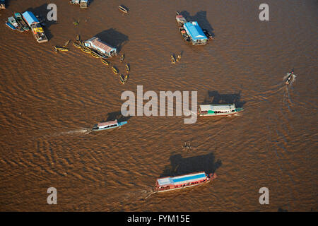 Schule und Boote, Chong Khneas schwimmenden Dorf Tonle Sap See, in der Nähe von Siem Reap, Kambodscha - Antenne Stockfoto