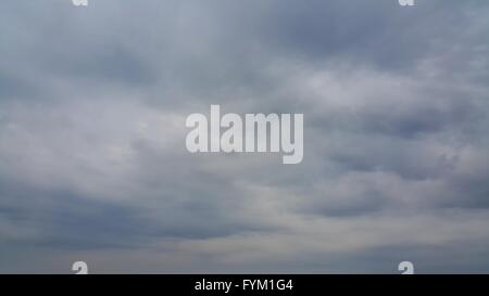 Bewölkter Himmel in der Regenzeit Stockfoto