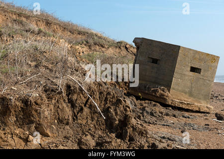 Weltkrieg zwei Bunker, die einst auf der Klippe und jetzt durch Küstenerosion befindet sich am Strand unten, Bawdsey, Suffolk, UK. Stockfoto