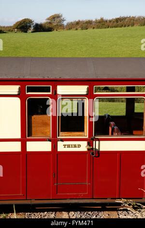 Einem roten drittklassigen Vintage Eisenbahnwagen Stockfoto