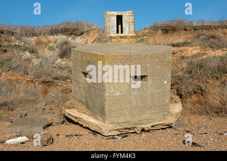 Weltkrieg zwei Bunker, die einst auf der Klippe und jetzt durch Küstenerosion befindet sich am Strand unten, Bawdsey, Suffolk, UK. Stockfoto