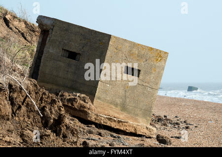 Weltkrieg zwei Bunker, die einst auf der Klippe und jetzt durch Küstenerosion befindet sich am Strand unten, Bawdsey, Suffolk, UK. Stockfoto