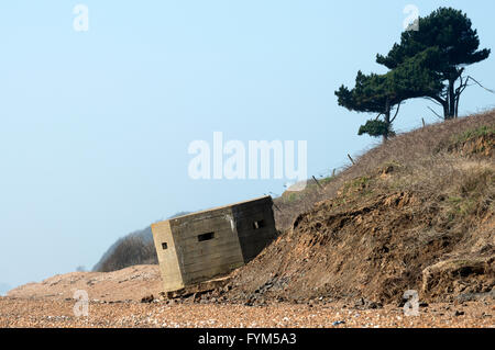 Weltkrieg zwei Bunker, die einst auf der Klippe und jetzt durch Küstenerosion befindet sich am Strand unten, Bawdsey, Suffolk, UK. Stockfoto