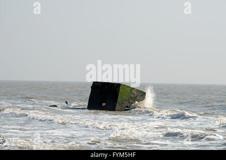 Welt Wat zwei Bunker, die einst auf der Klippe und jetzt durch Küstenerosion ist im Meer, Bawdsey, Suffolk, UK. Stockfoto