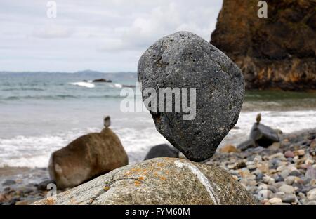 Strukturierte Steinen auf einem Kiesstrand ausgeglichen Stockfoto