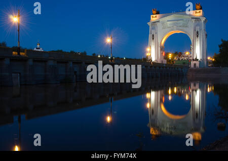 Abend mit Reflexion über Wasser Bogen zur ersten Schleuse des Wolga-Don-Kanals benannt nach VI Lenina, Volgograd Stockfoto