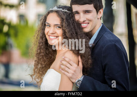 Porträt von glücklichen Hochzeitspaar im freien Stockfoto