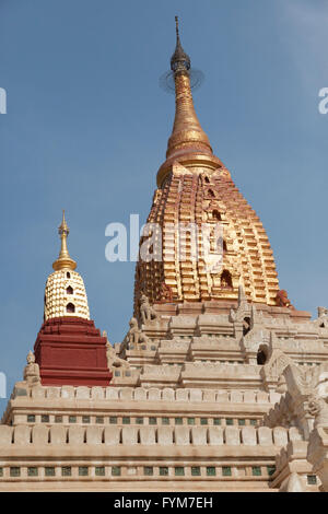 Goldene Hti (Sonnenschirm-förmigen verzierte Spitze eines Stupa) des Ananda-Tempels (Old Bagan - Myanmar). HTI Doré du Temple de l'Ananda Stockfoto