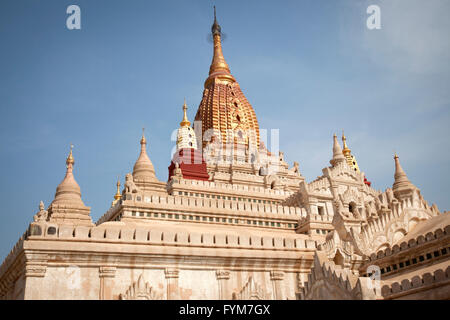 Goldene Hti (Sonnenschirm-förmigen verzierte Spitze eines Stupa) des Ananda-Tempels (Old Bagan - Myanmar). HTI Doré du Temple de l'Ananda Stockfoto