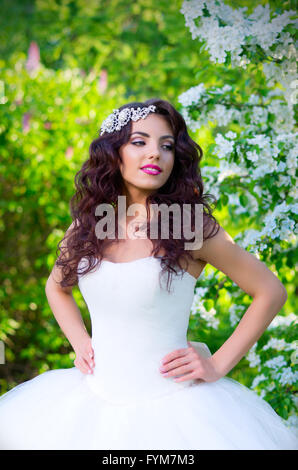 Junge Braut auf dem Hintergrund der blühende Apfelbäume Stockfoto